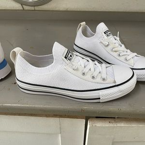 Converse. Women’s size 7